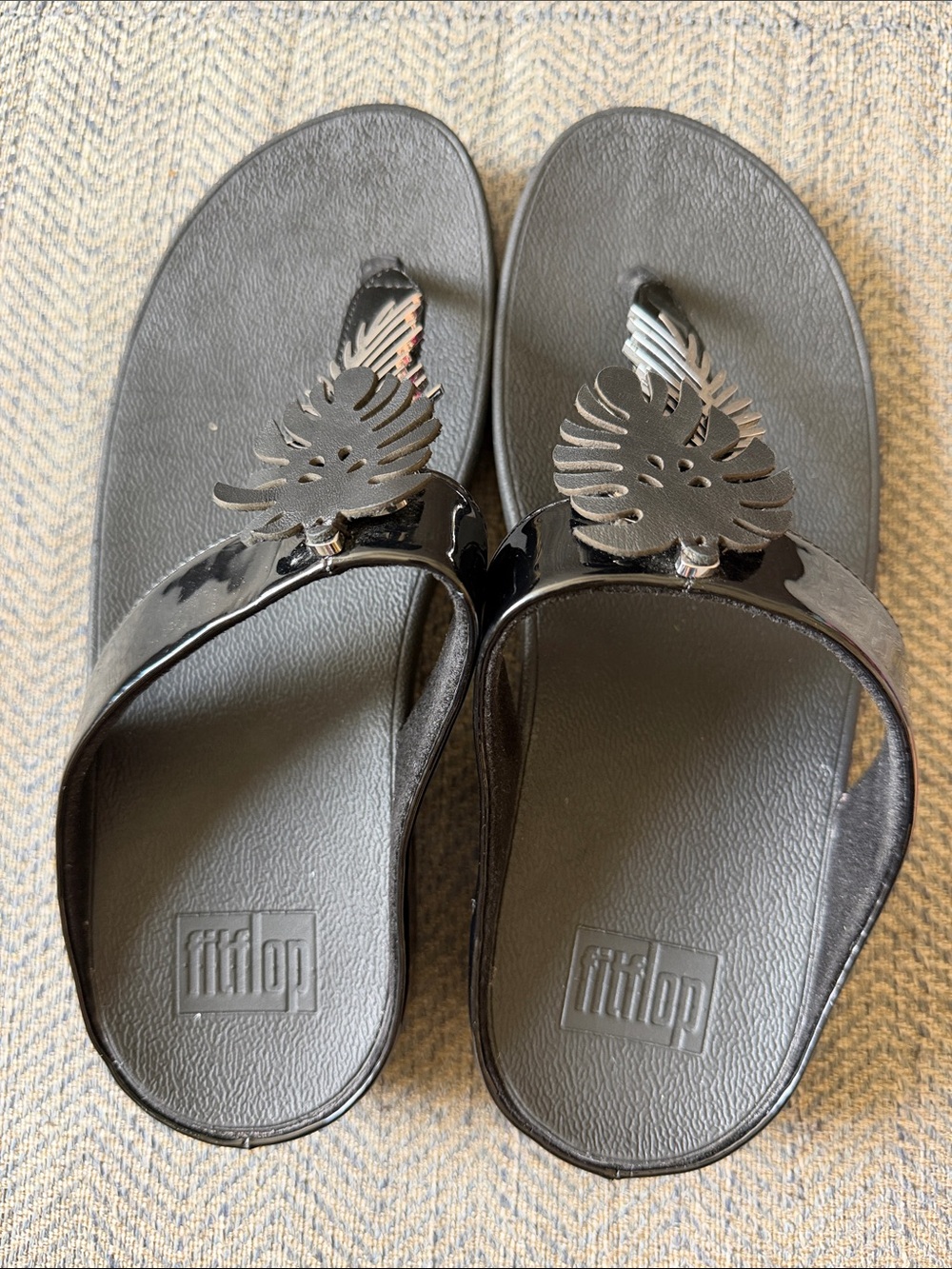 FitFlop Women's Fino Jungle Leaf Toe-post Sandals Flip-Flop Size: 8 - Picture 11 of 16